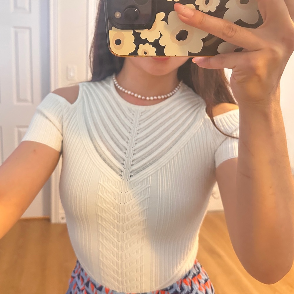 Marciano GUESS Excellent condition White Ribbed Cold Shoulder Top